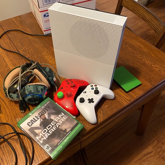 Xbox one s with disc slot for 4K game and Blu-ray - Picture 5 of 7